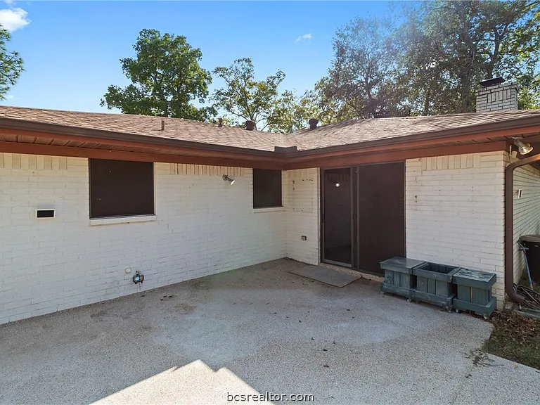 1105 Holleman Dr — Photo 24