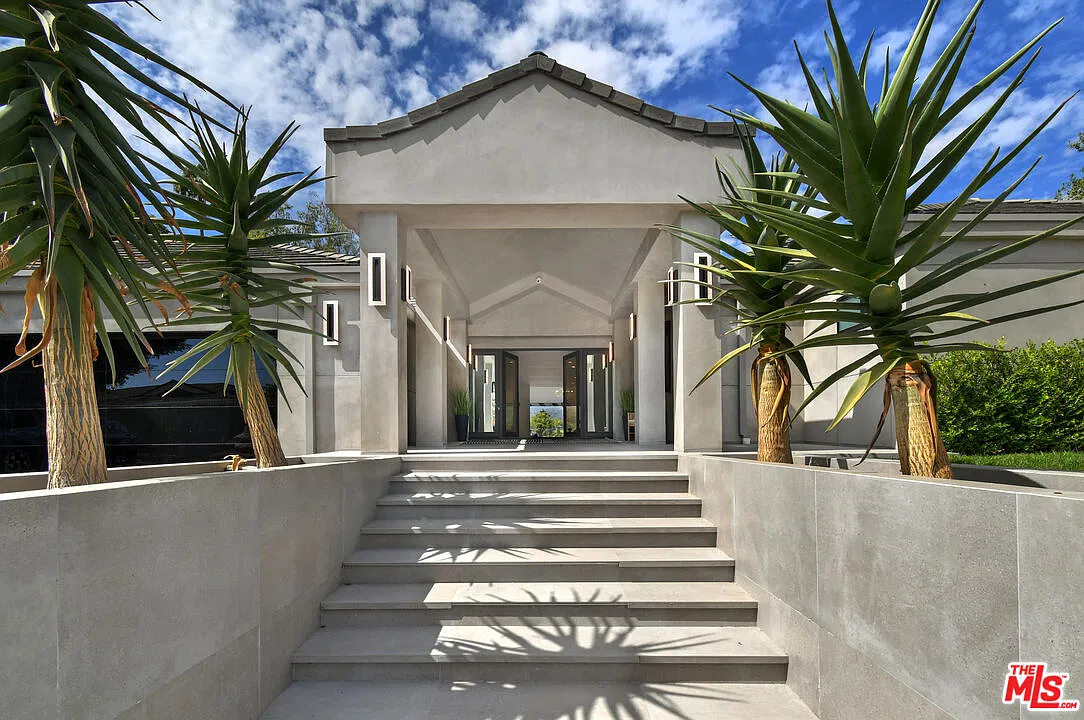 4 bed, 4.5 bath, 4885 sqft, $22,000 — Photo 3