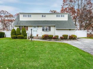 27 W Lakeland St, Bay Shore, NY 11706
