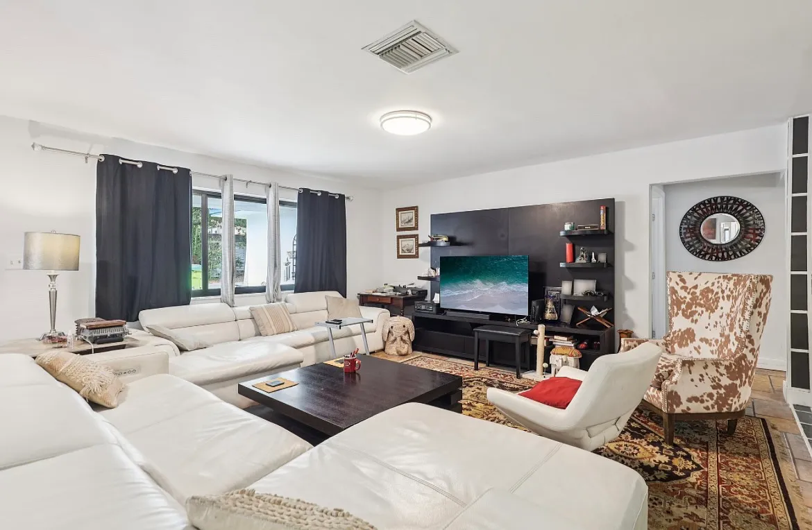 4 bed, 2159 sqft, $8,000 — Photo 4