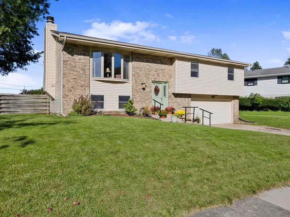 214 Omega Dr, Crown Point, IN 46307