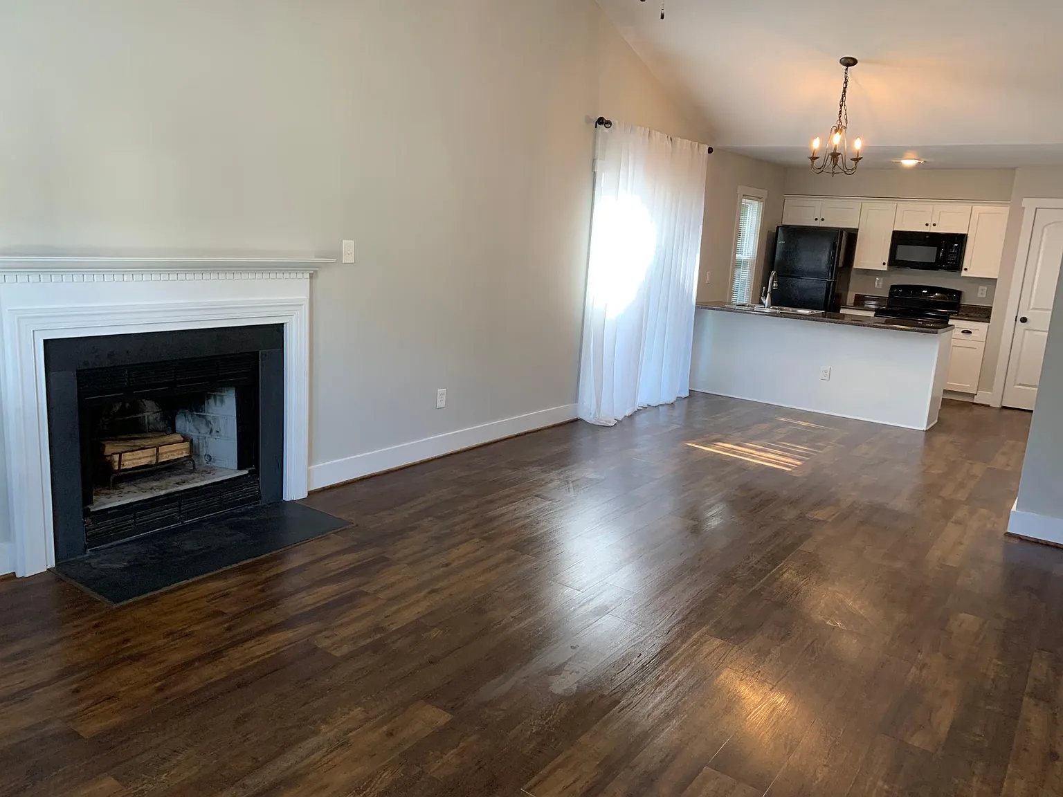 2 bed, 888 sqft, $1,800 — Photo 3