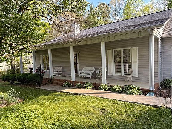 3rd image of 2627 Oakridge Dr