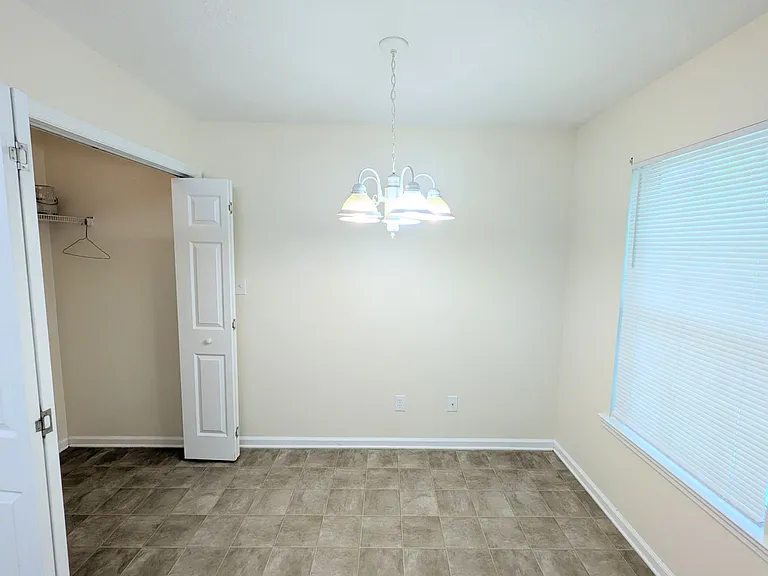 526 Edgecliff Ln — Photo 7