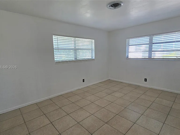 2801 NE 49th St #7 — Photo 8