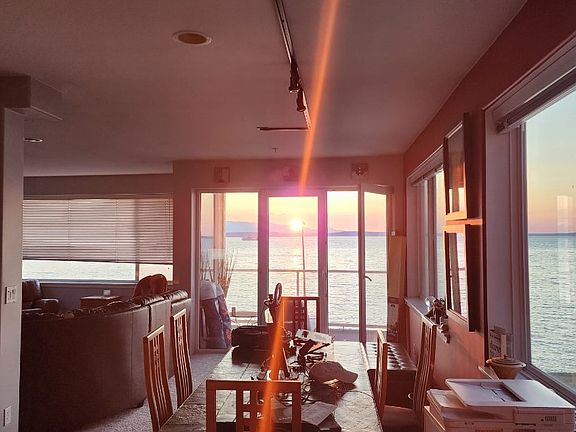 Dining with a sunset view feels so luxurious.