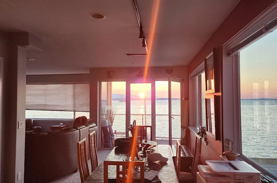 Dining with a sunset view feels so luxurious.