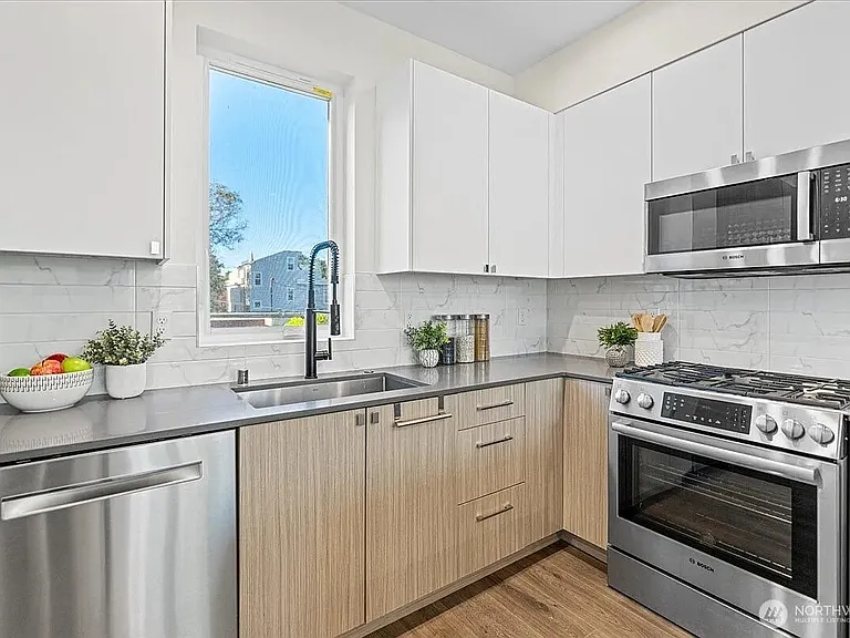 2310 W Newton St — Photo 12