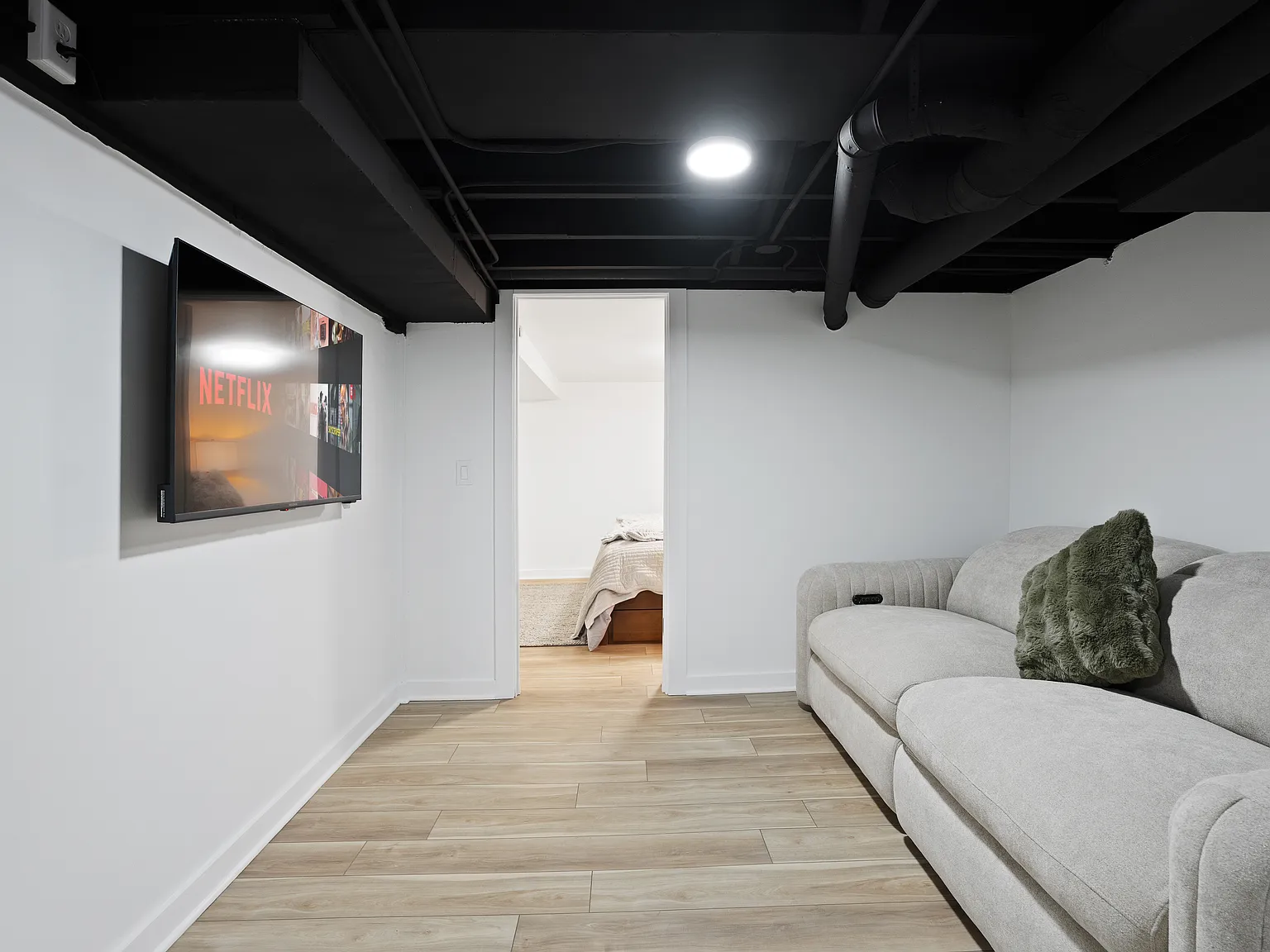 3 bed, 1360 sqft, $8,300 — Photo 3