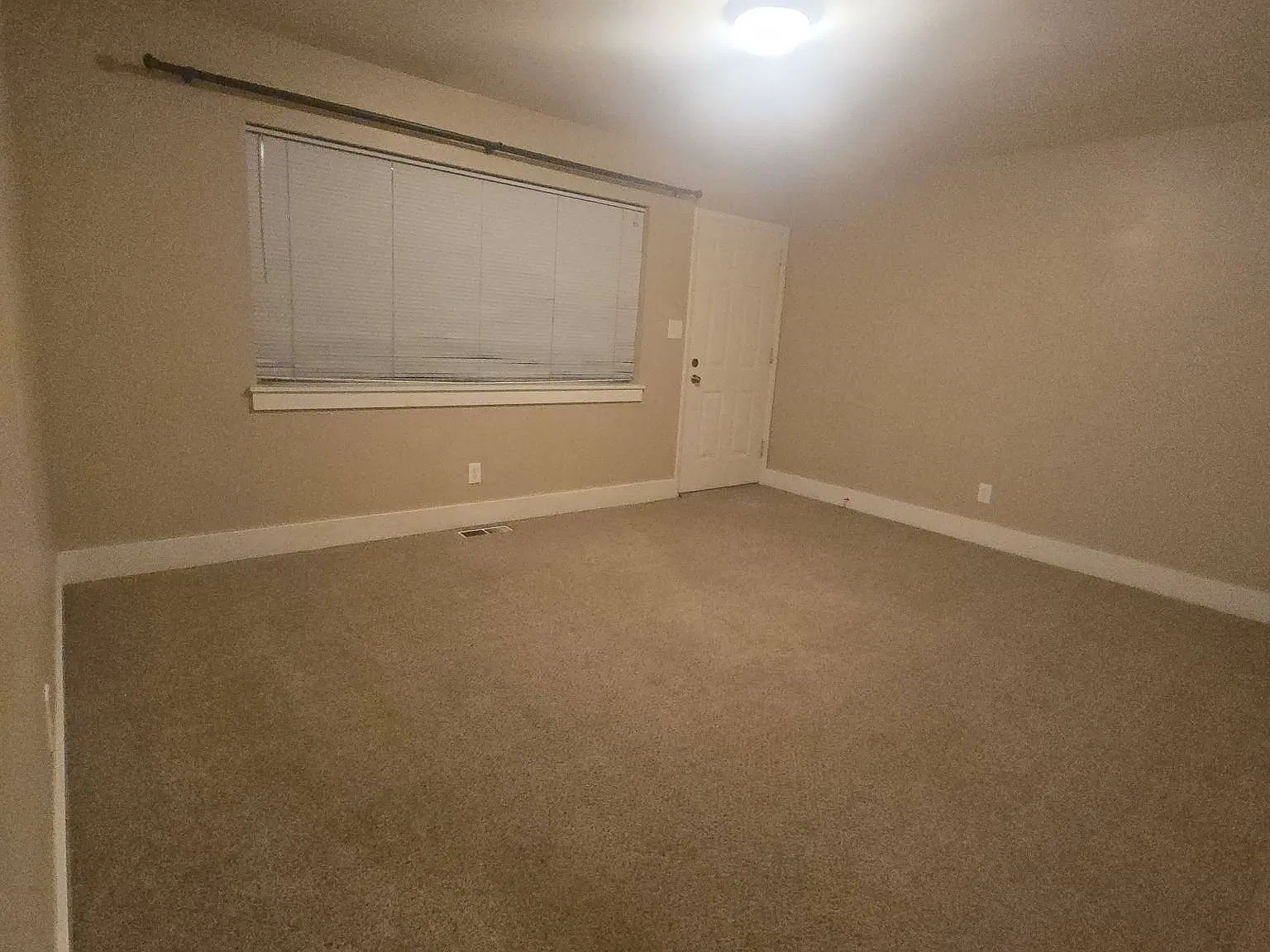 2 bed, 800 sqft, $1,300 — Photo 2