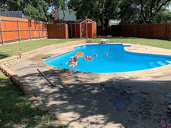 Backyard/ Pool