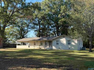 611 Pine St NW, Hartselle, AL 35640