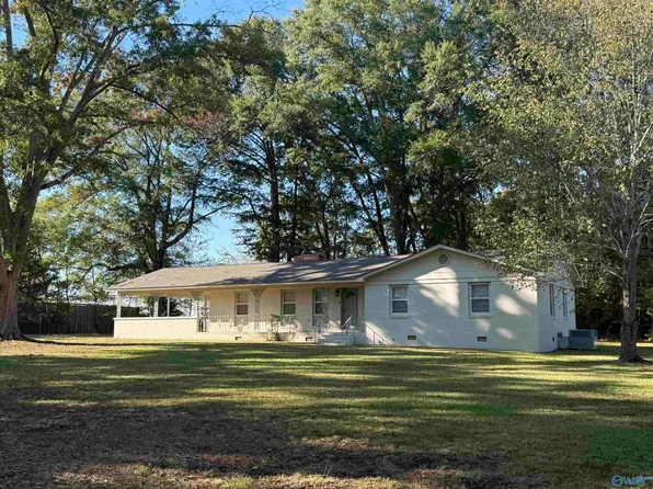 611 Pine St NW, Hartselle, AL 35640