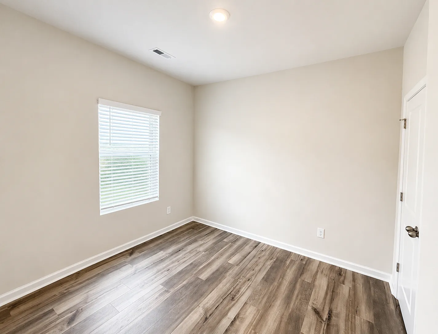 3 bed, 1990 sqft, $2,095 — Photo 3