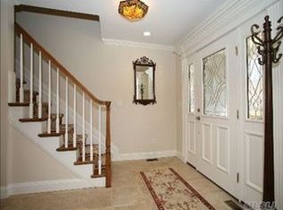 12 Cross Rd, Bayville, NY 11709