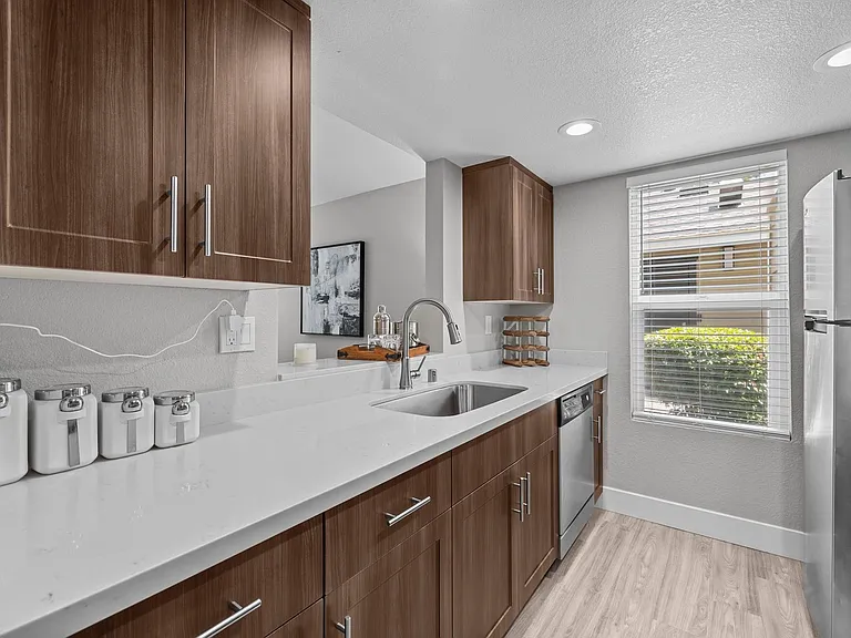 Sutter Station Apartments — Photo 41