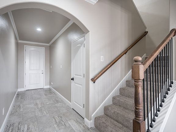 3rd image of 6106 Valley View St