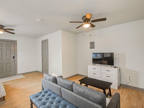 4th image of 208 W 2nd St