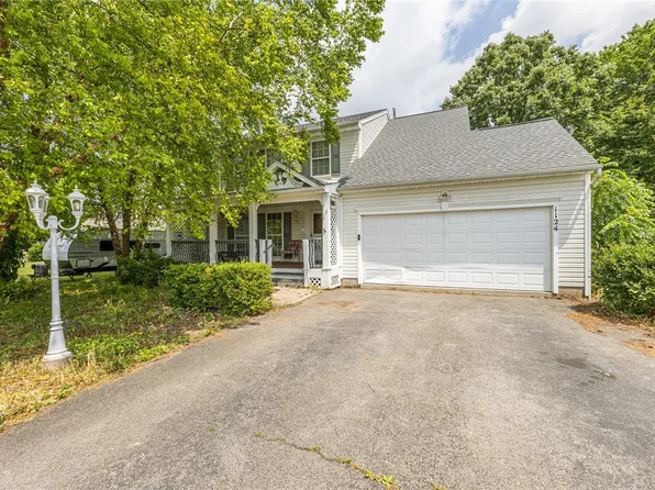 1124 Belmont Dr, Farmington, NY 14425