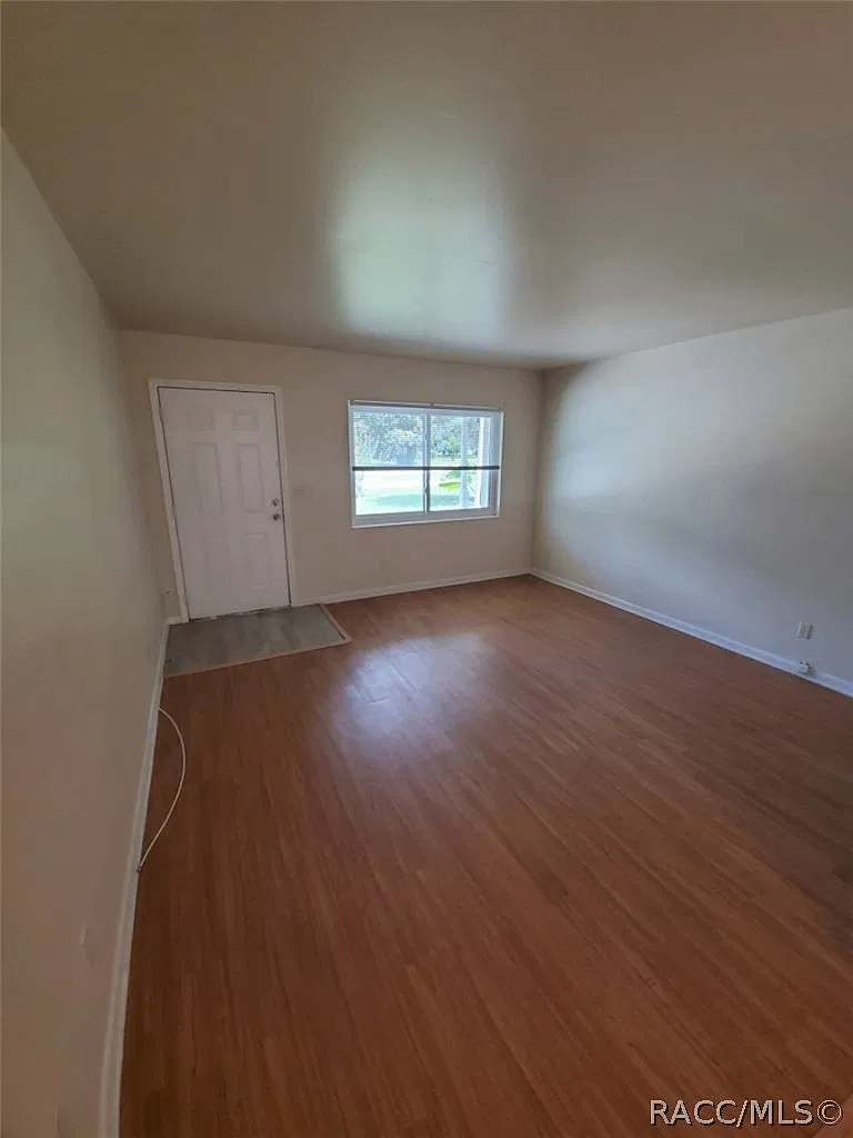 2 bed, 1.0 bath, 874 sqft, $1,200 — Photo 2