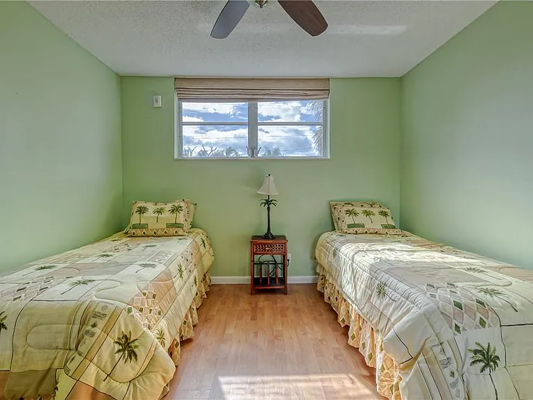 2400 NE 10th St #204 — Photo 20