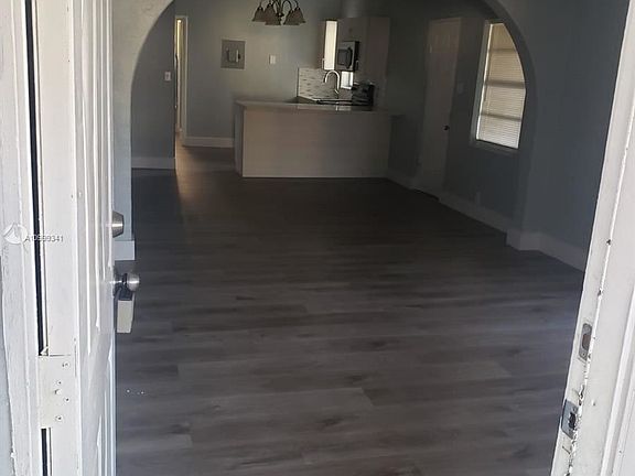 5th image of 437 NW 15th Way