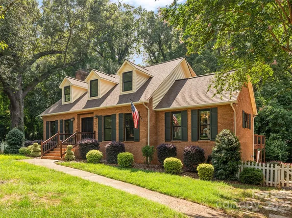 341 N Mulberry St, Statesville, NC 28677