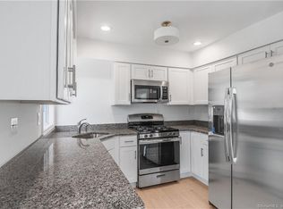 105 Serpentine Dr, Bridgeport, CT 06606