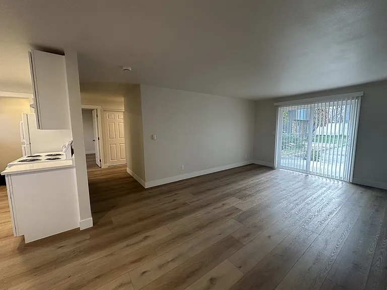 Fully Remodeled 2 Bedroom 1 Bath Units — Photo 8