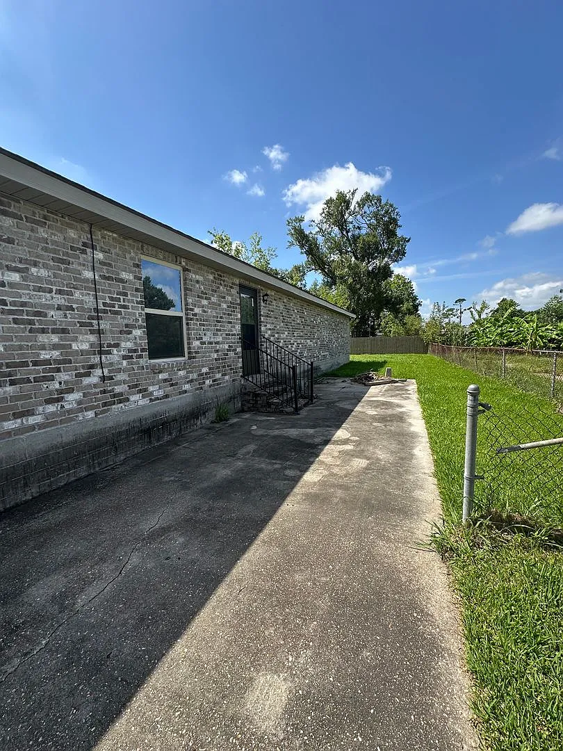 Like New 3 Bedroom 2 Bathroom Home — Photo 3