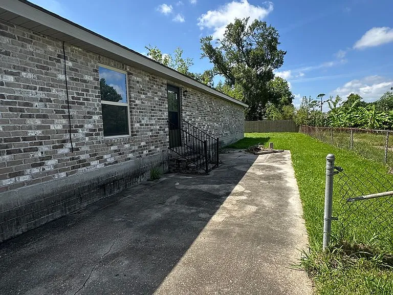 1406 Memory Ln — Photo 3