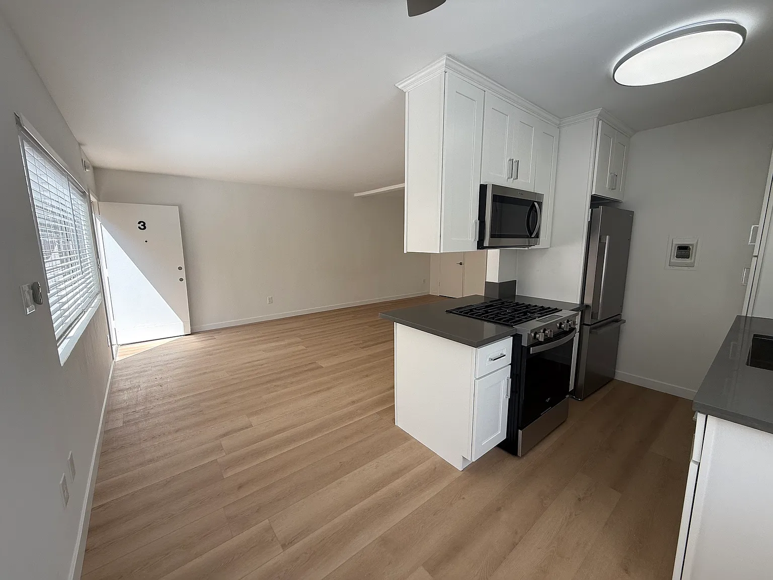 Studio, 400 sqft, $2,800 — Photo 4