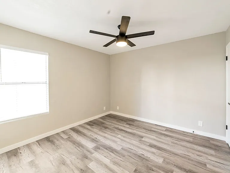 2726 E Beck Ln — Photo 7