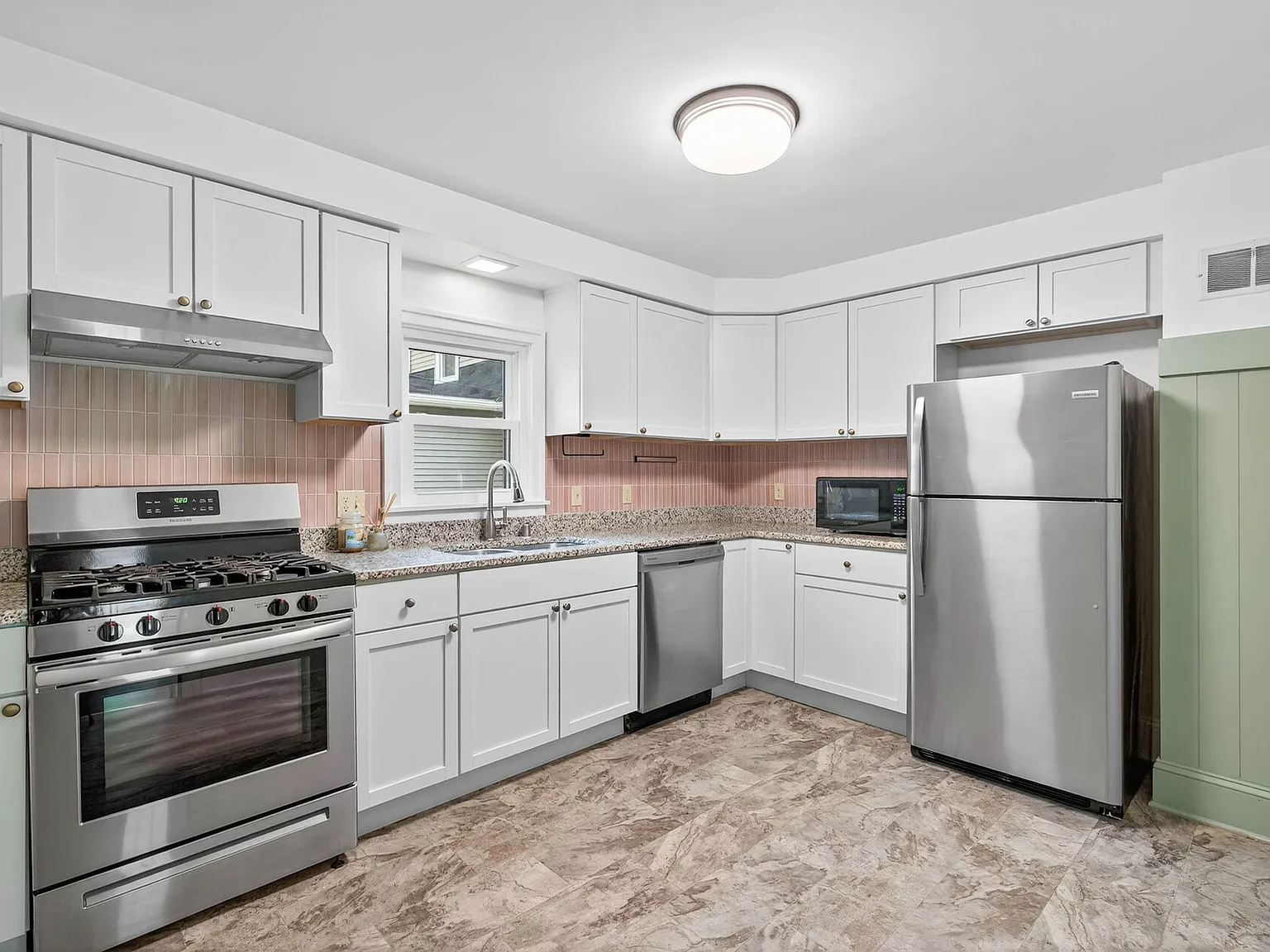 3 bed, 986 sqft, $2,400 — Photo 2