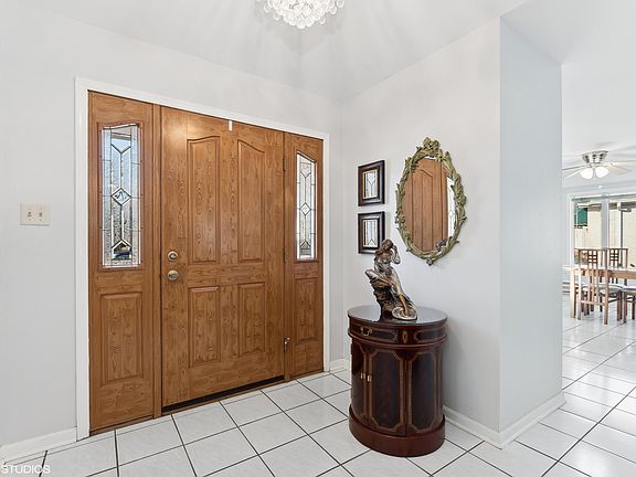 4th image of 934 Troon Ct