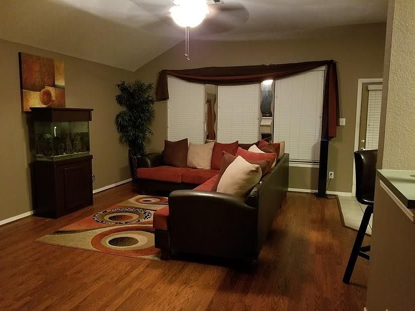 1st image of 322 S Golden Oak Dr