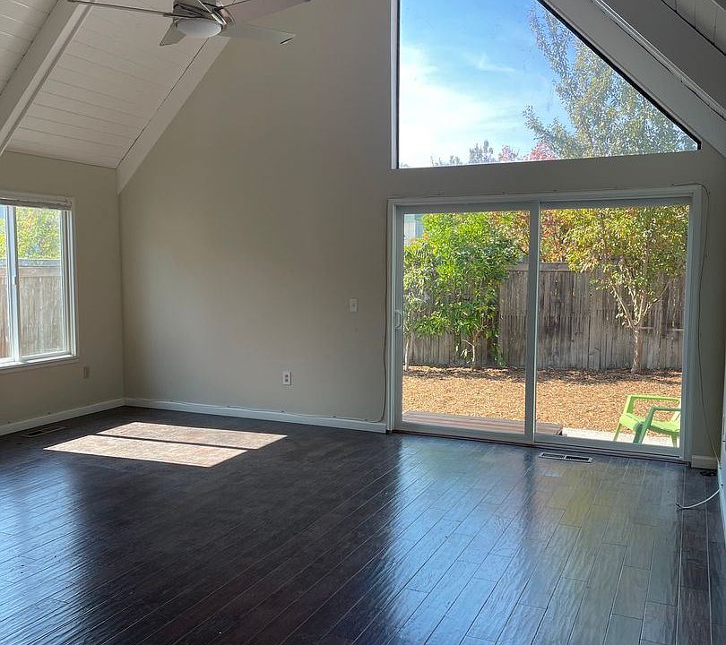 1st image of 372 Dahlia Dr