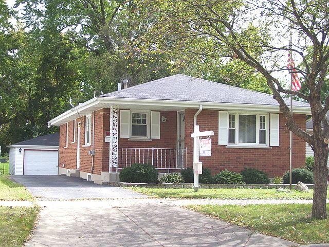 1st image of 930 E Lake St