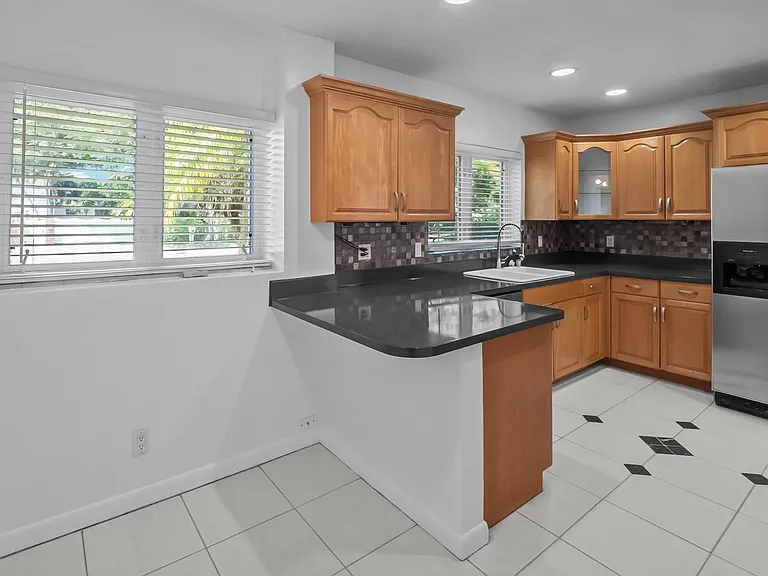 2608 NE 12th St — Photo 18