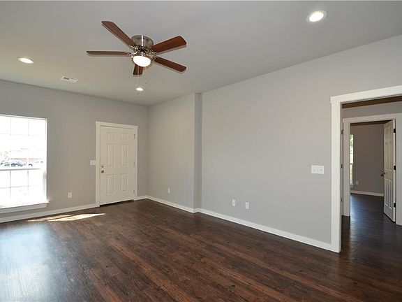 2nd image of 860 Oakwood Ct