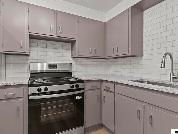 3rd image of 900 W Dawes Ave
