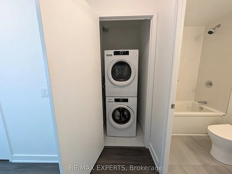 681 Yonge St #527 — Photo 11