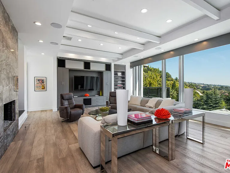 1250 Angelo Dr — Photo 12