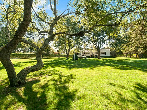2nd image of 21 Quaquanantuck Ln