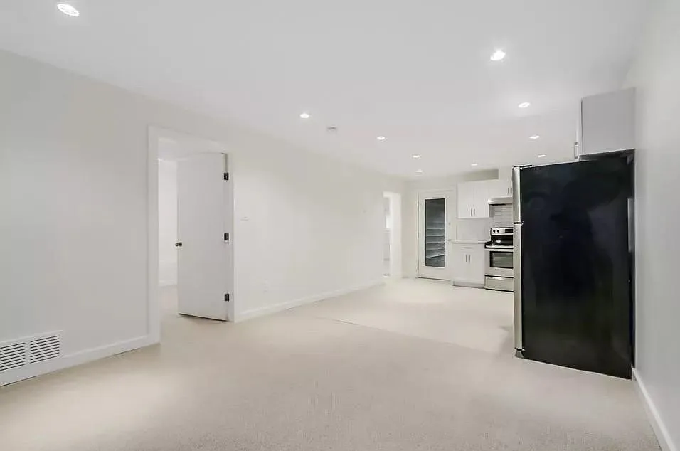 2 bed, 930 sqft, $2,100 — Photo 2