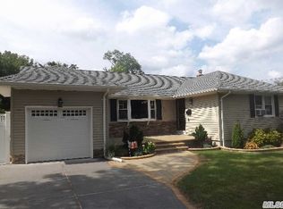 36 Kane St, Lindenhurst, NY 11757