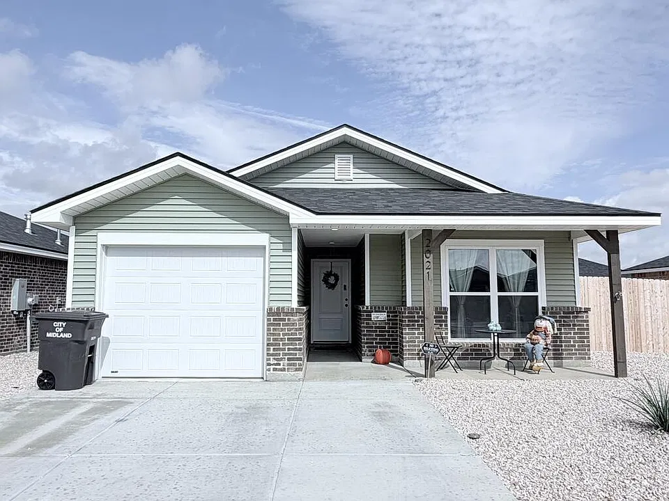 2021 Desert Willow Ave