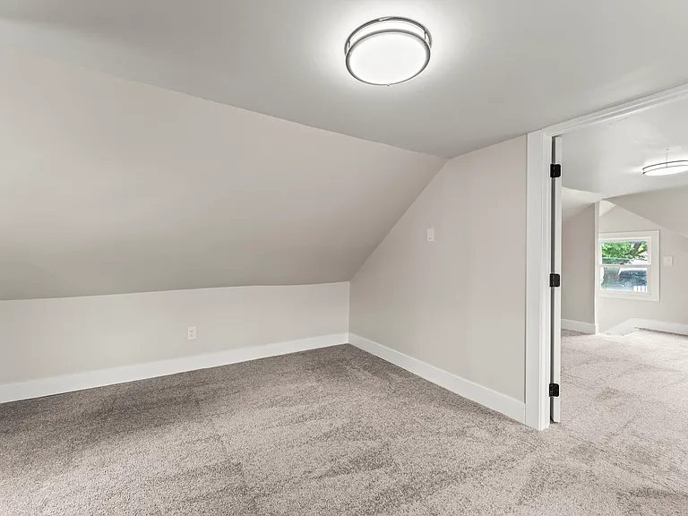 1021 S Maple Ave — Photo 14