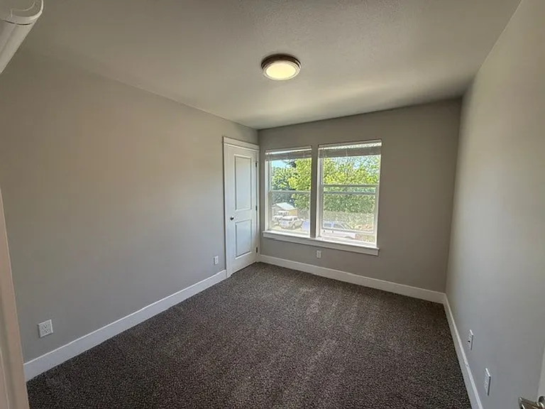 240 NE College Ave — Photo 10