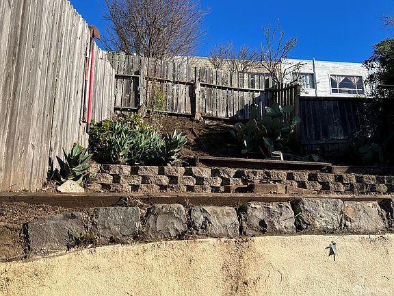 4th image of 440 Campbell Ave